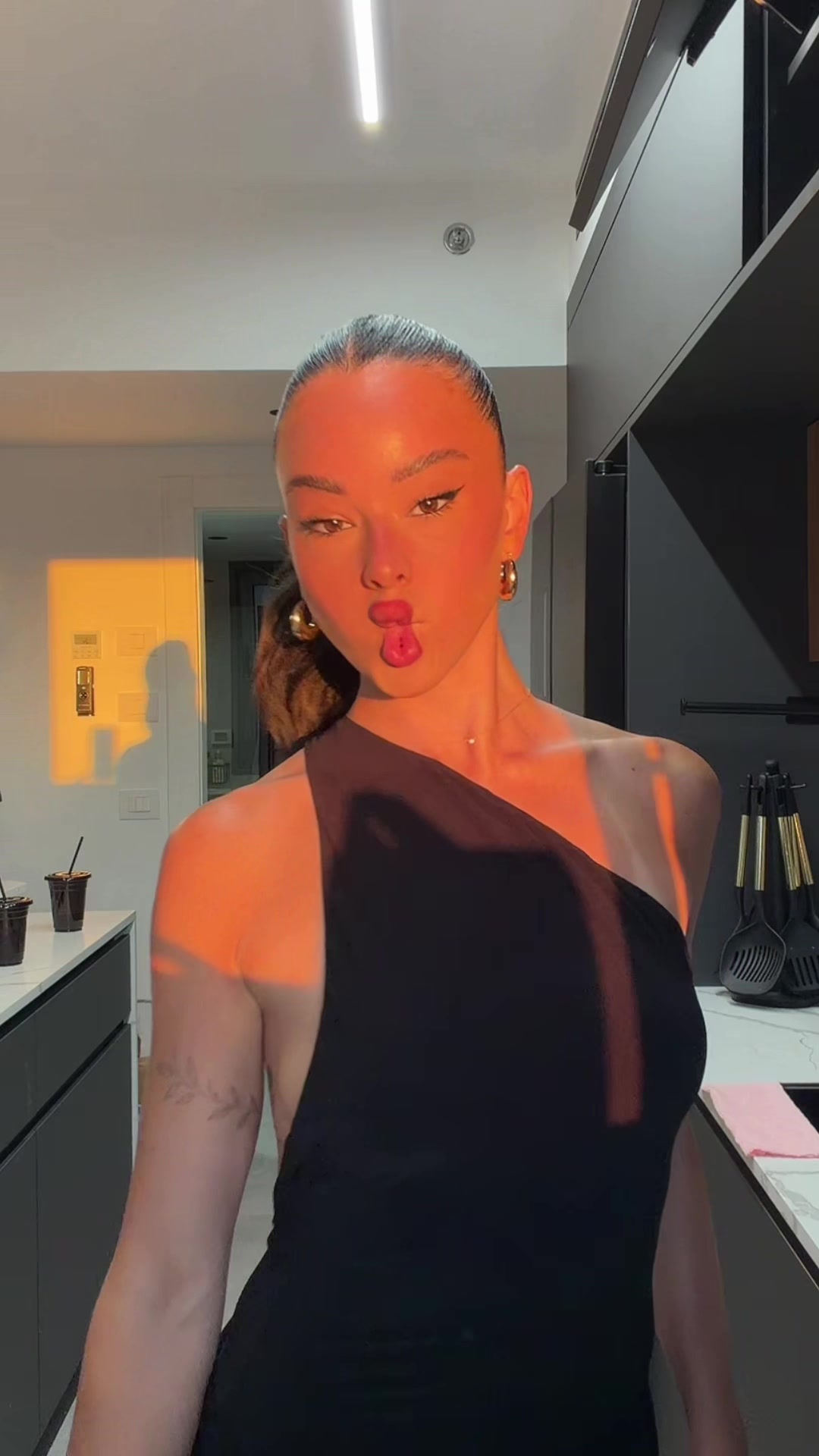 @nicoleomari