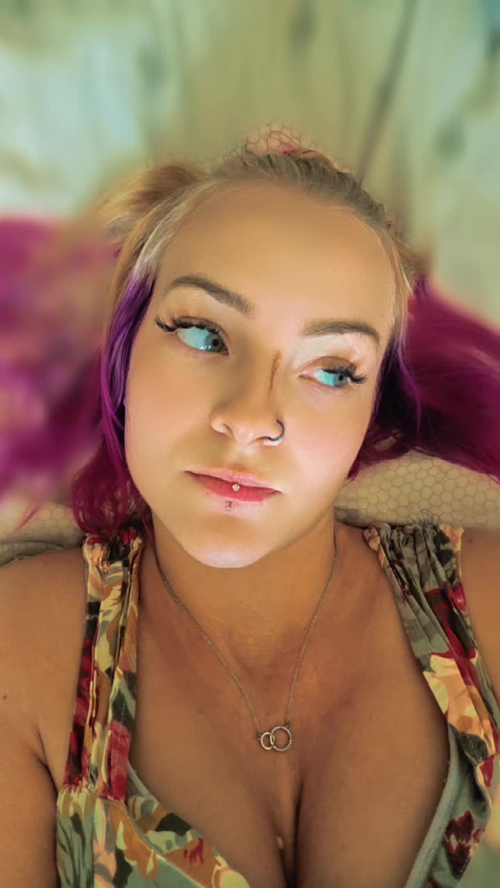 @Adora