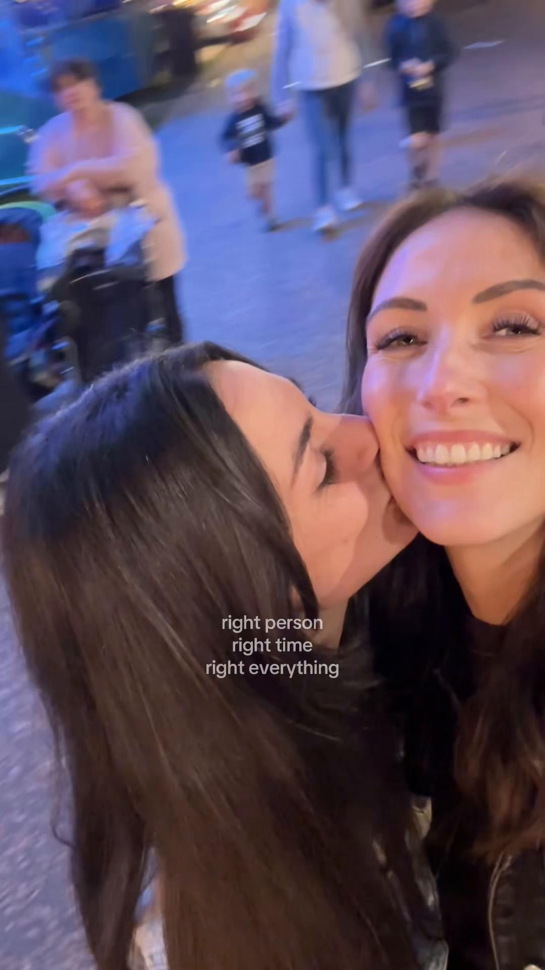 @Carrie & Anaïs