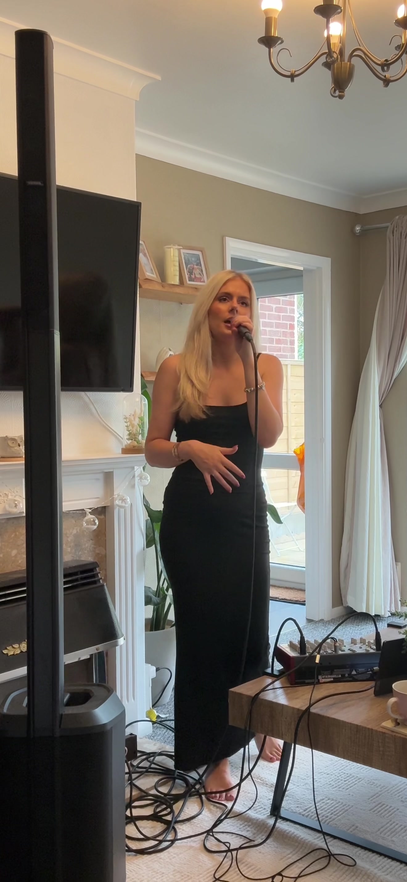@Liane Jupe sings