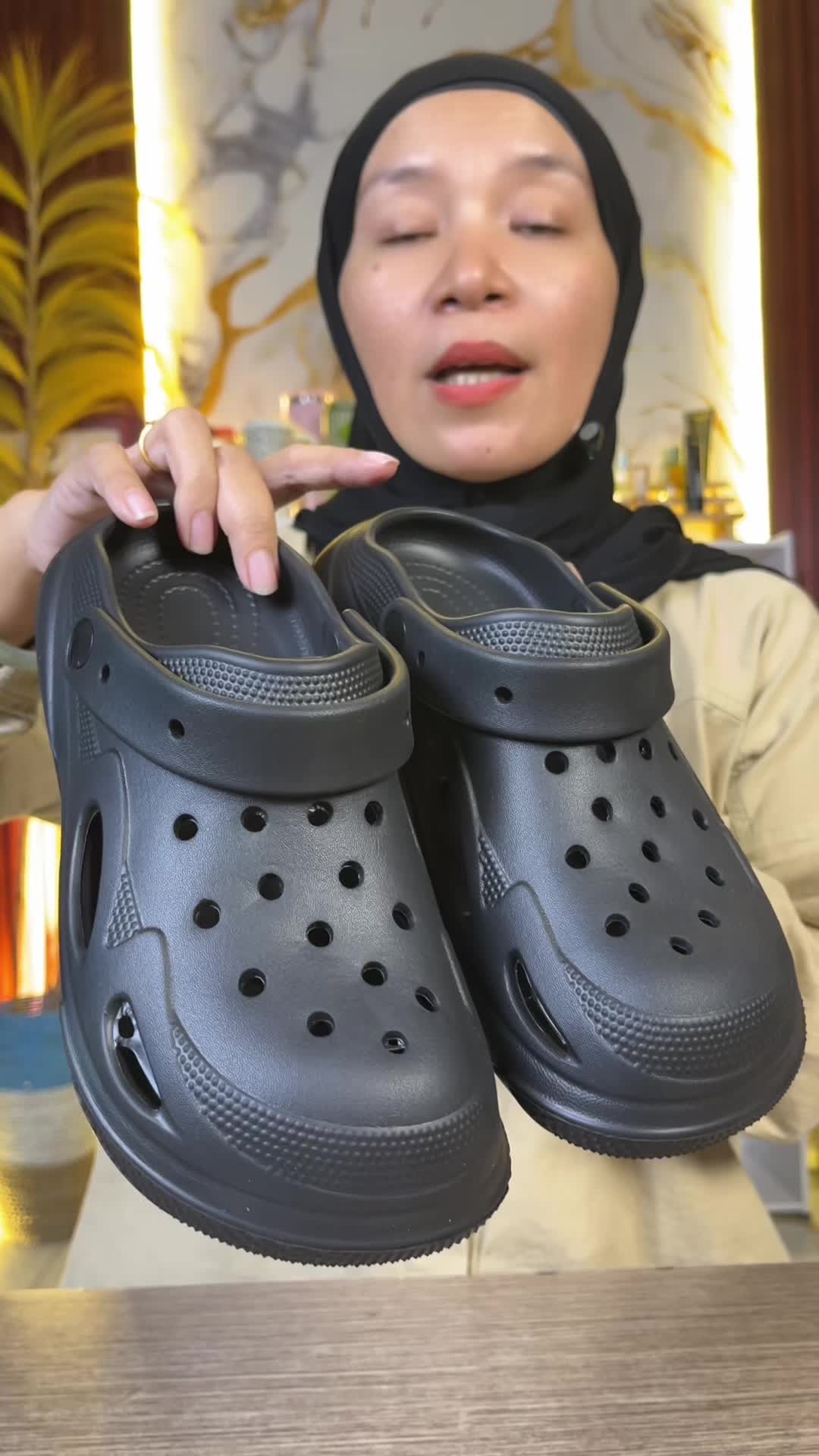 @LELI si paling TAS dan SANDAL