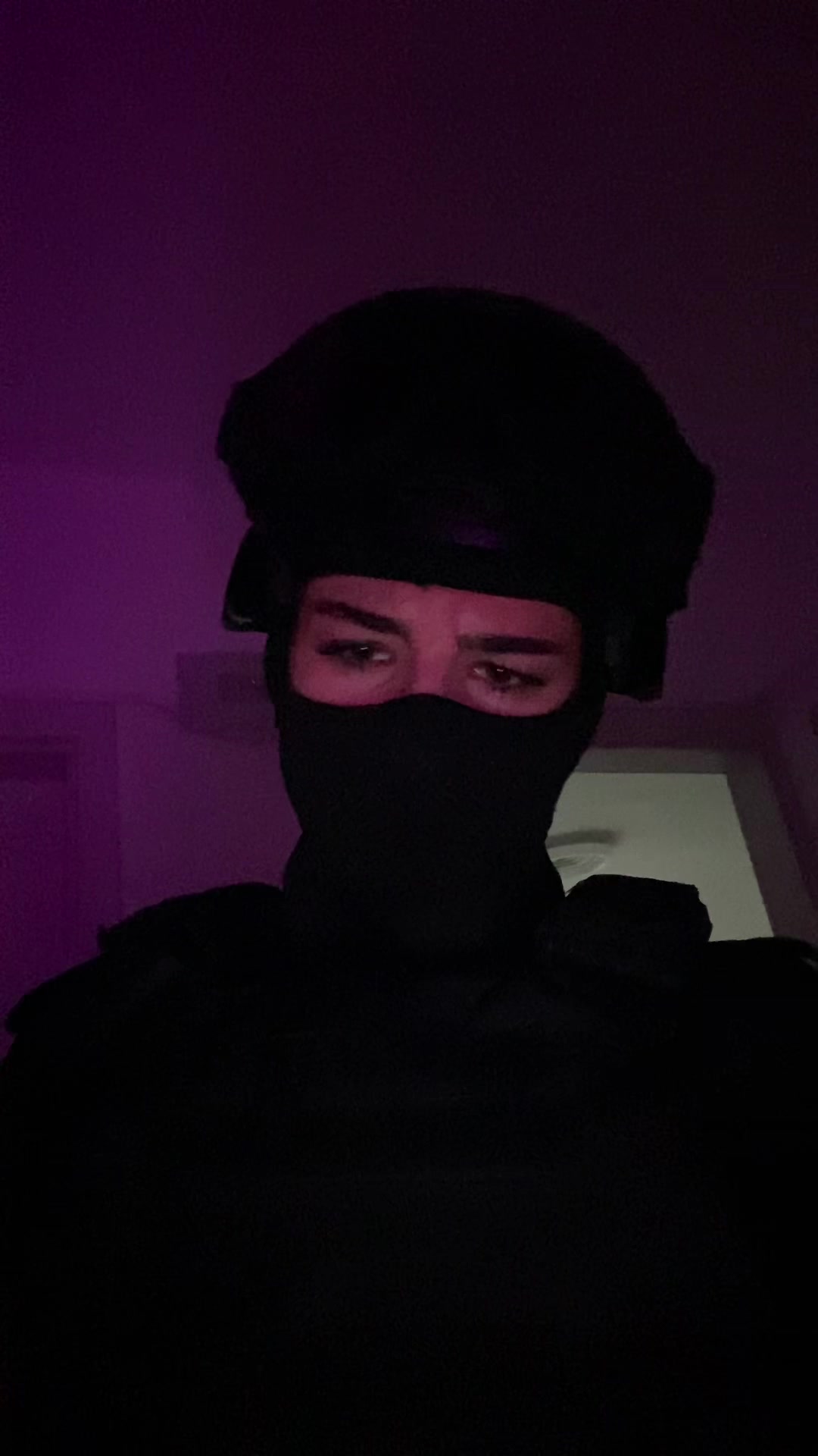 @╰‿╯