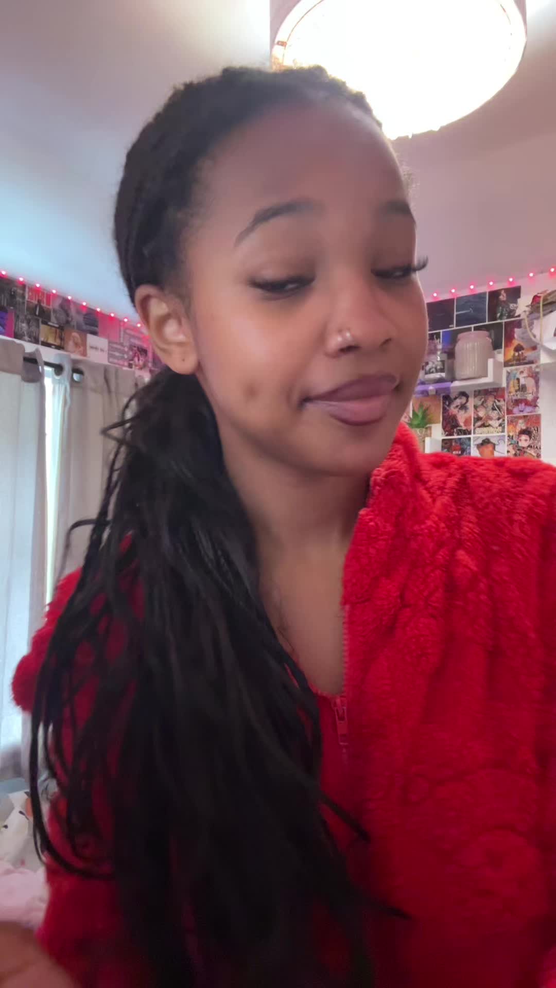 @>.<