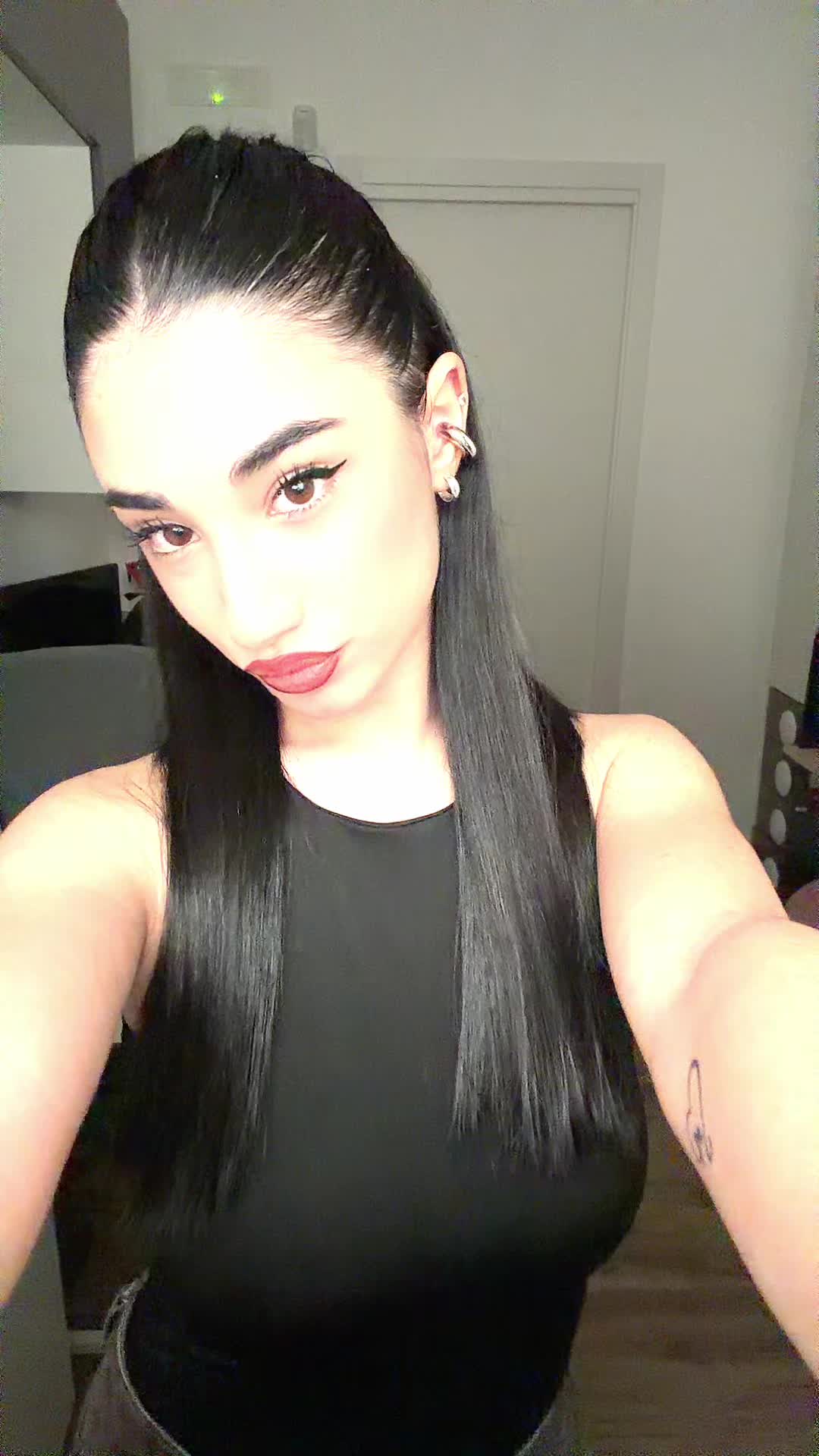 @AngelaYannis