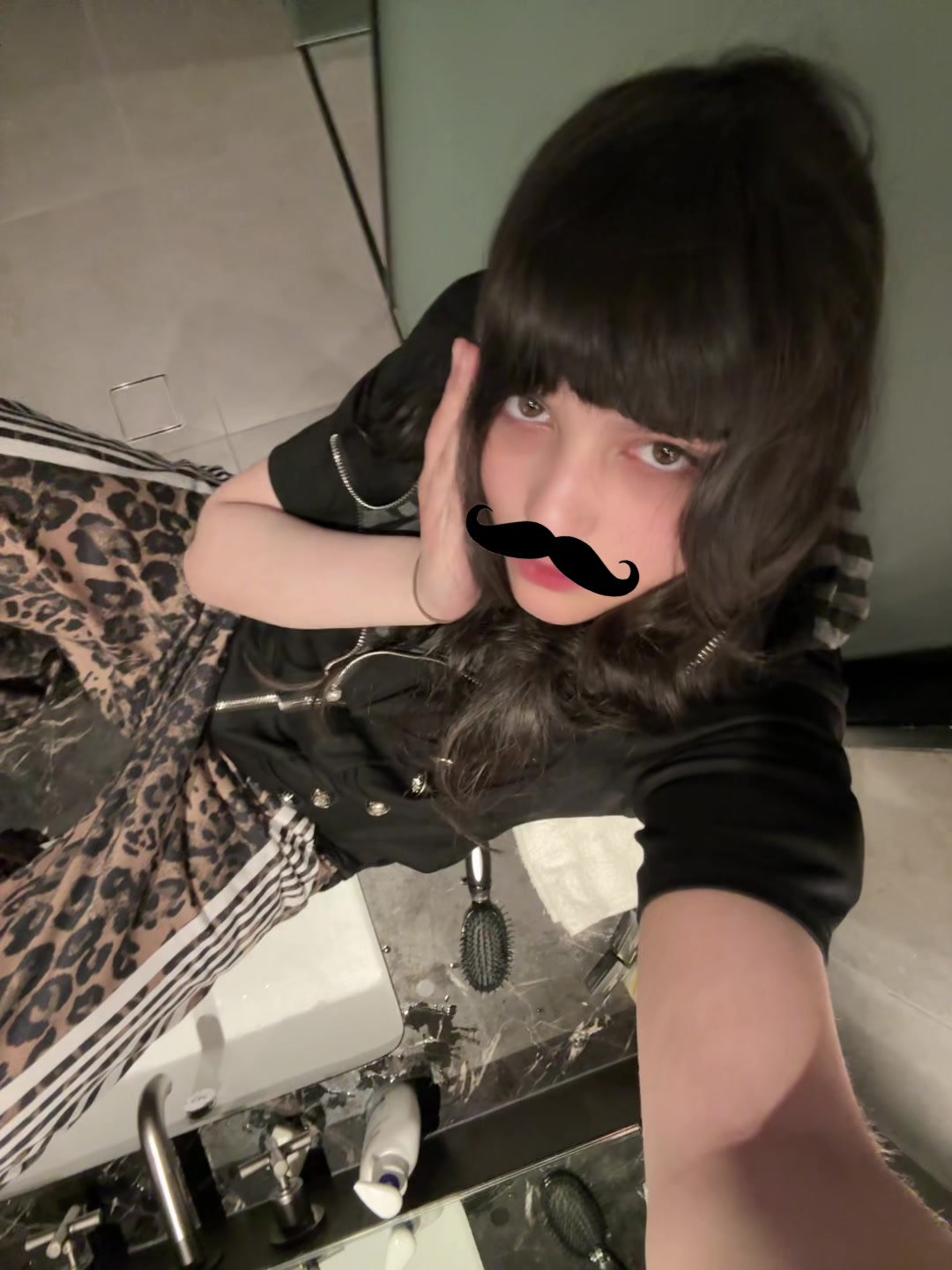 @>,..,<