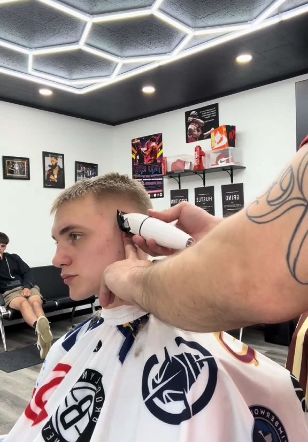 @OFFTHEGRID-BARBER