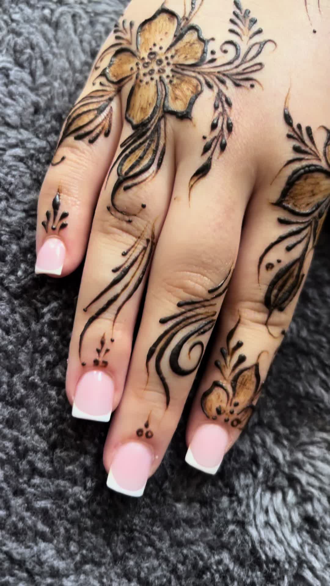 @Hennabyaroosa