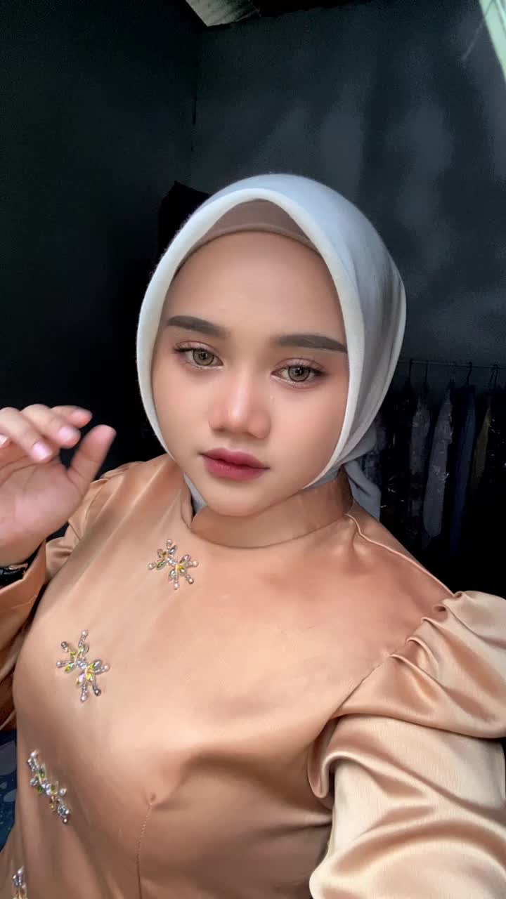 @W   4  HYU