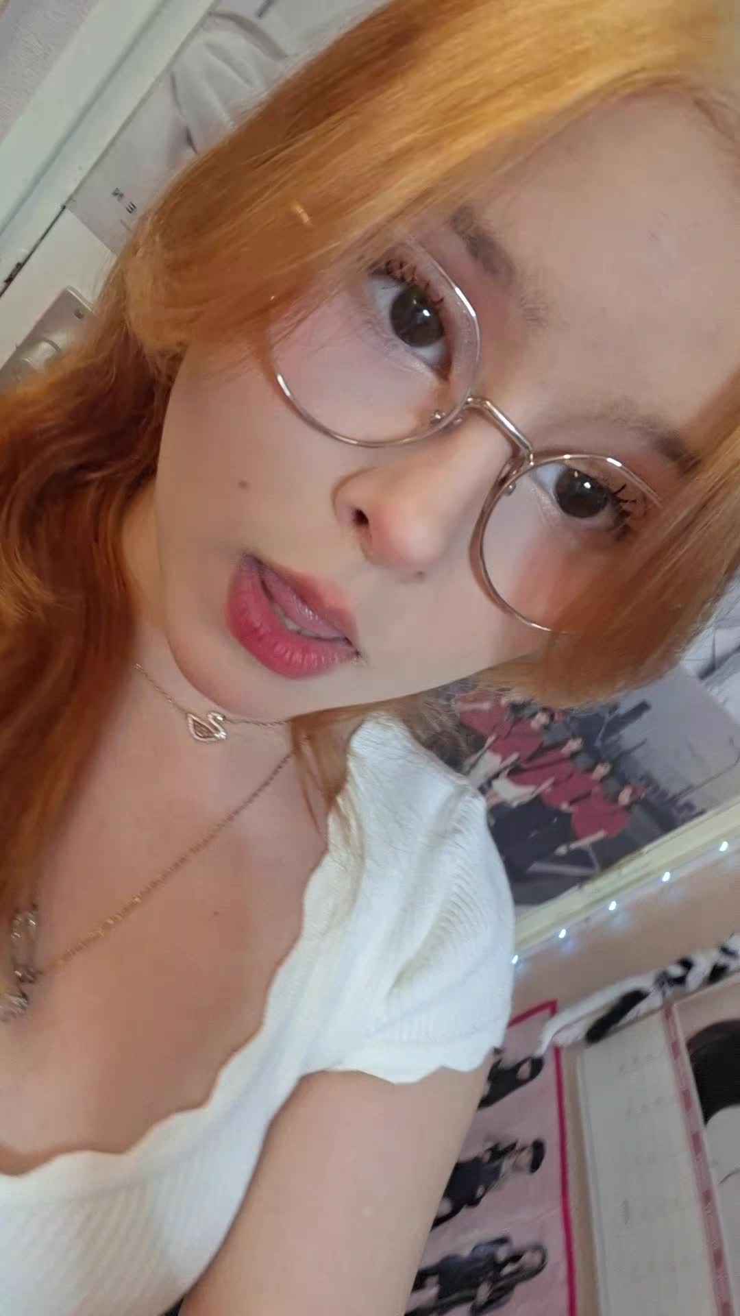 @Leeknow his oily ass cheeks