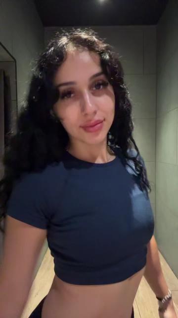 @•