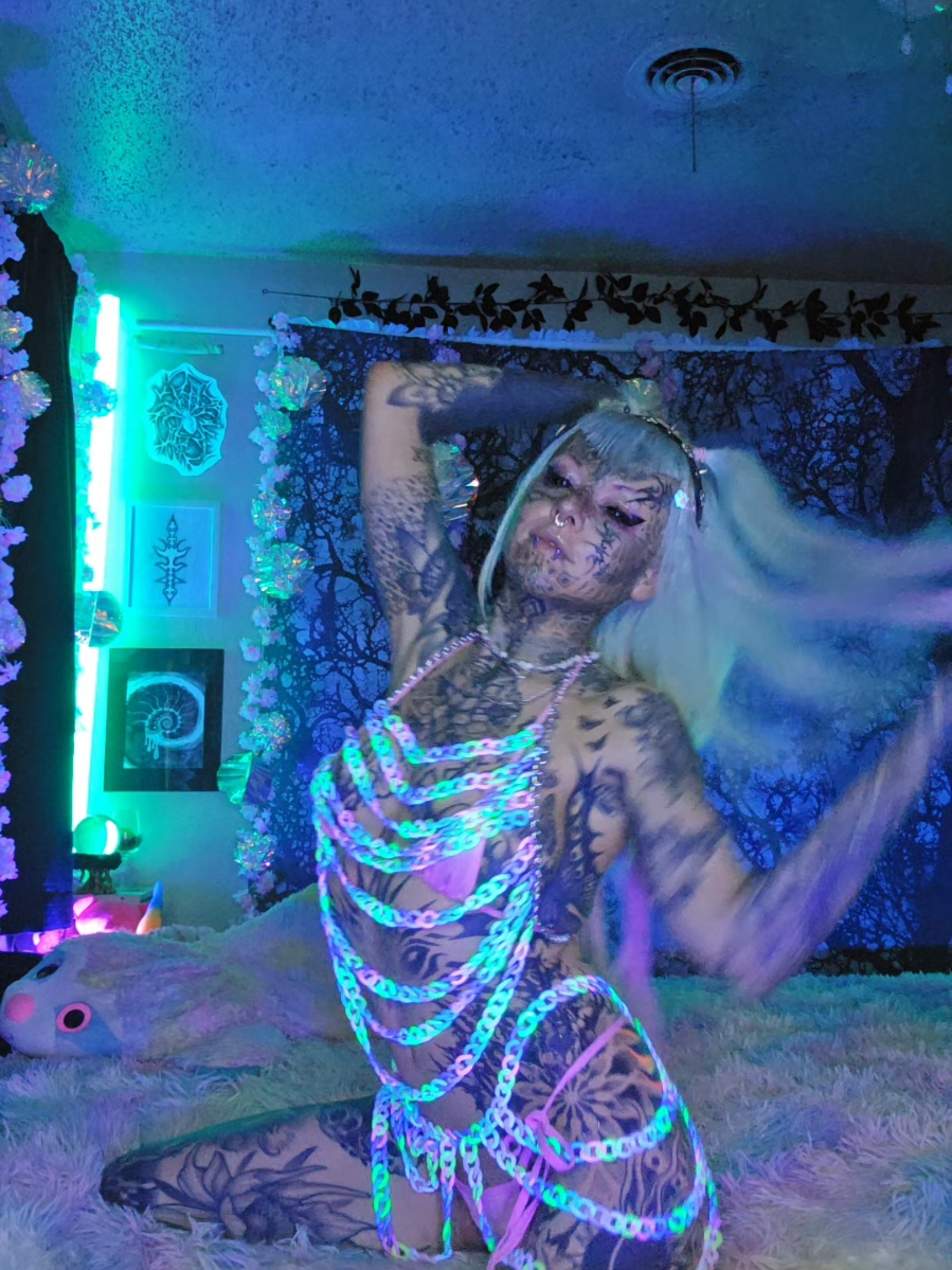 @𝔳𝔦𝔭𝔢𝔯𝔨𝔦𝔱𝔱𝔶𝔤𝔬𝔯𝔢