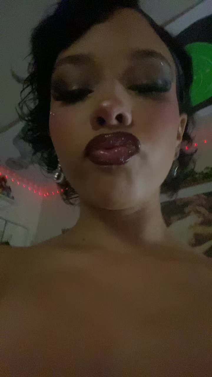 @•