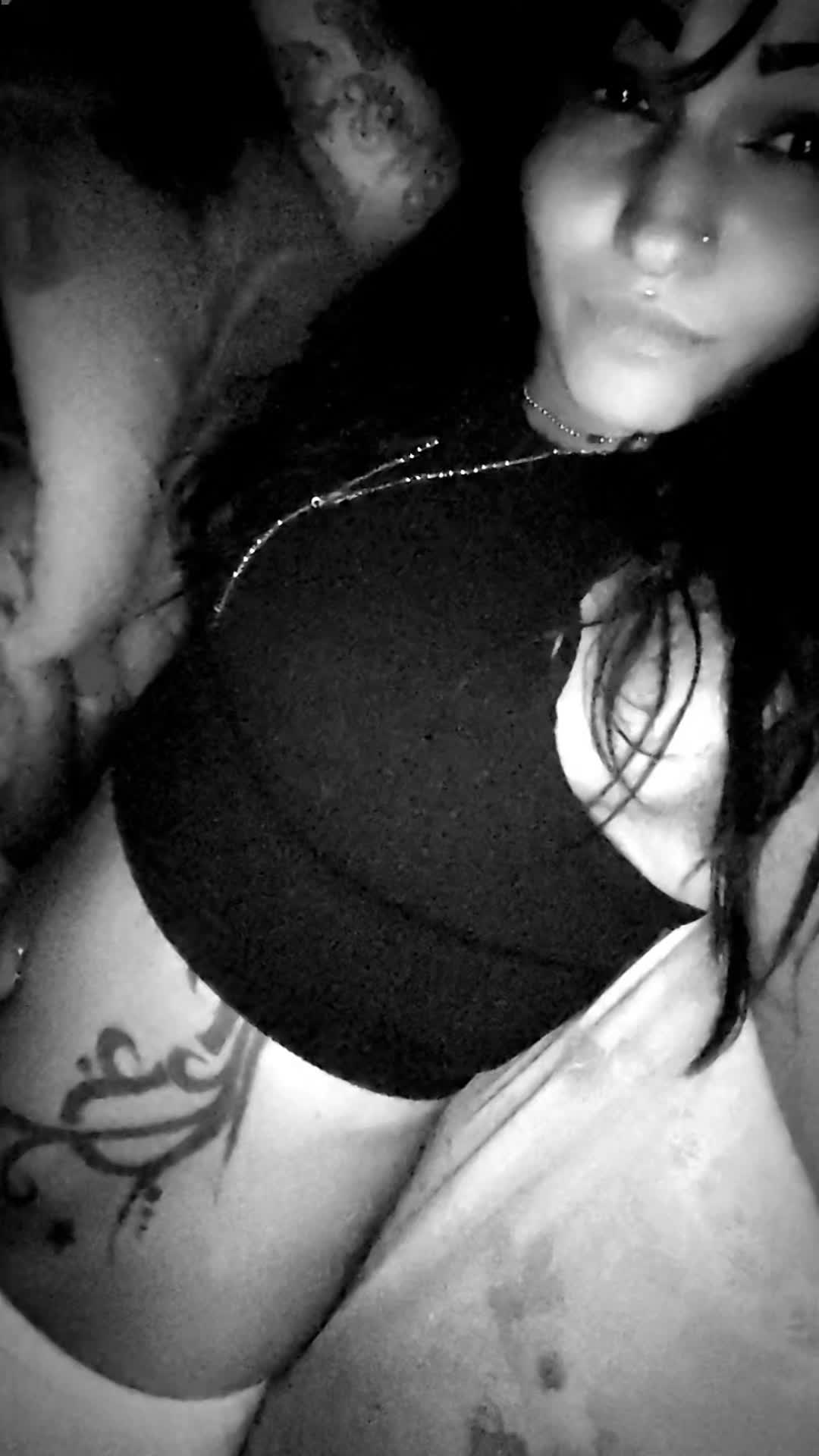 @Laura_🖤