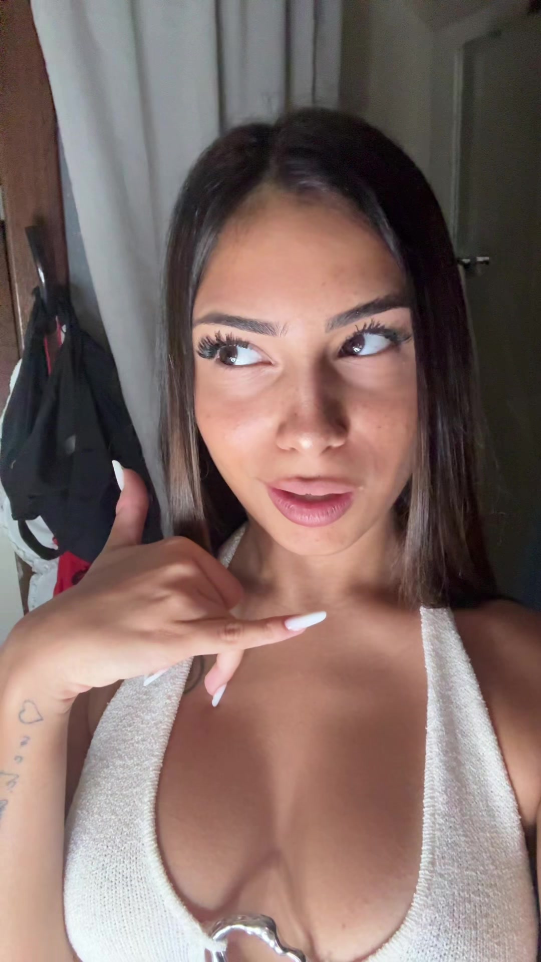 @elisaangiius