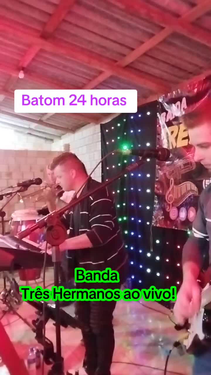@Tr&ecirc;s Hermanos