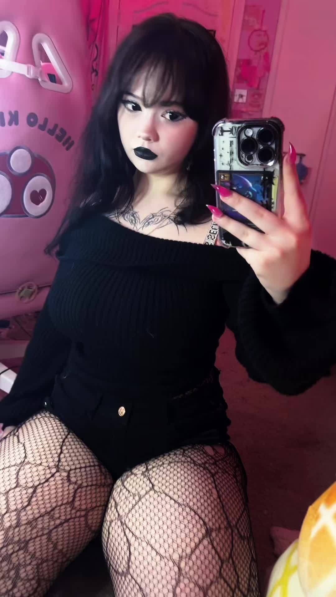 @twitch.tv/milkienyan