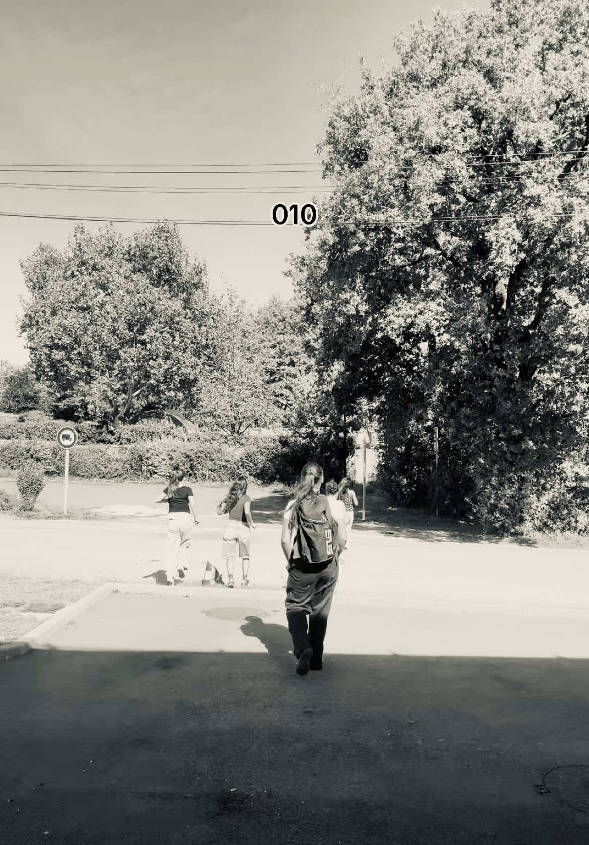 @𝒯