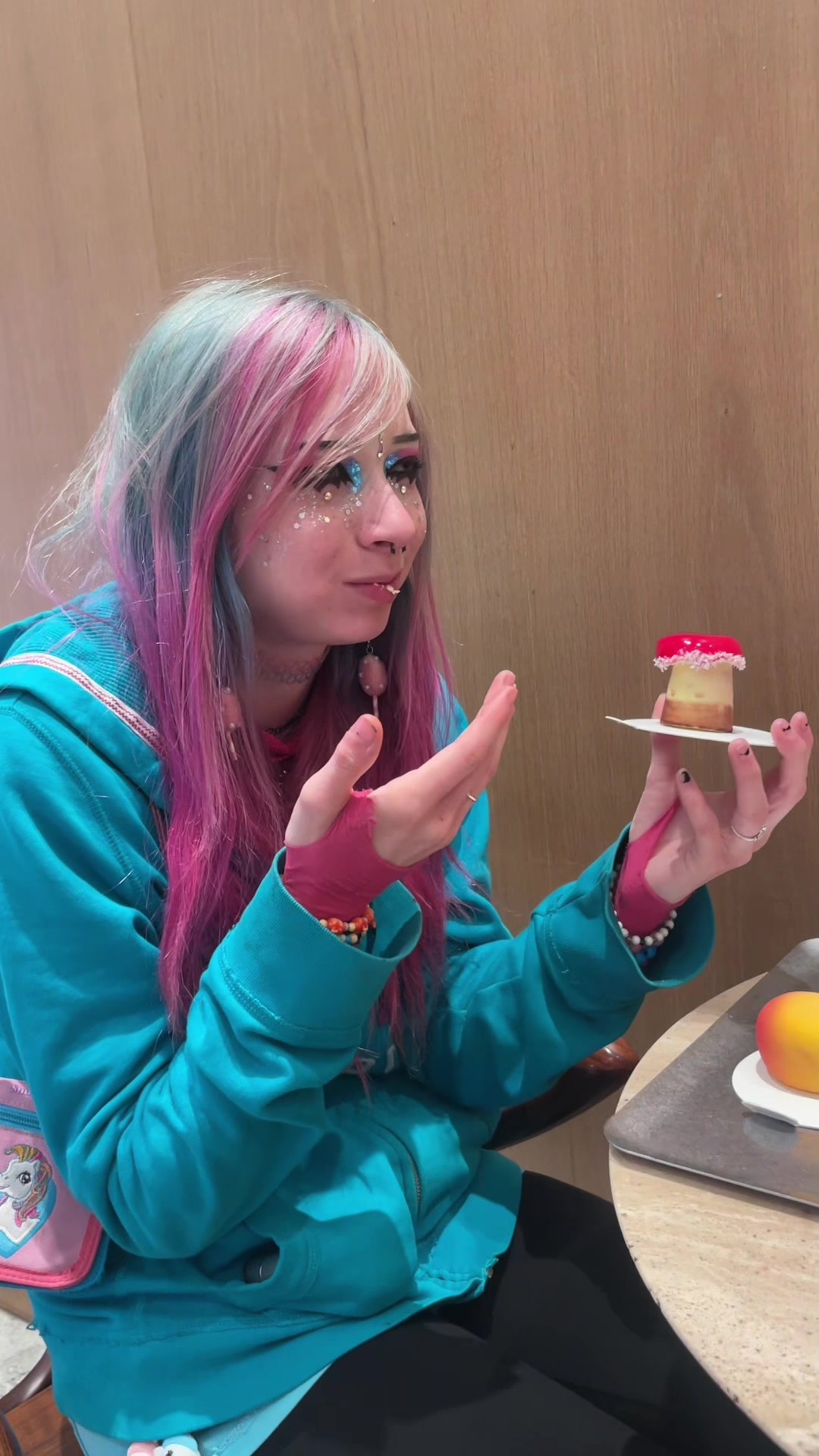 @Weird chick wit pink hair