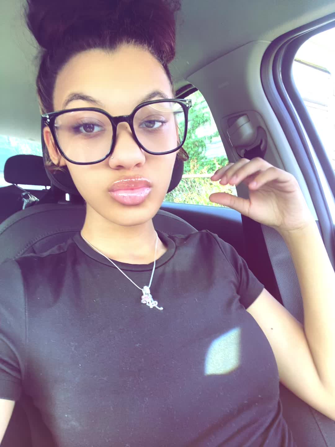 @Knowitallaira