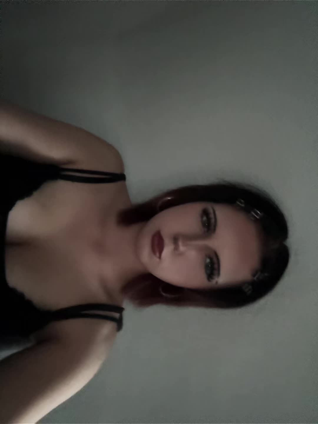@>⩊<