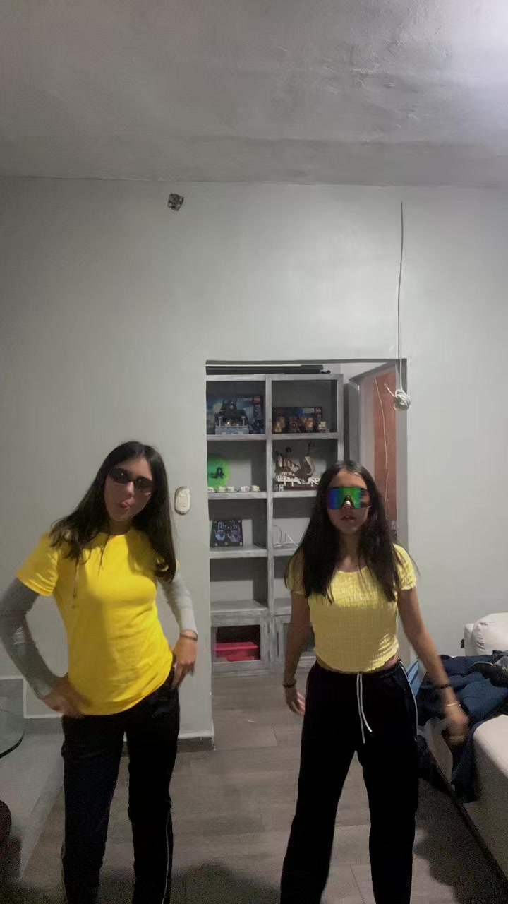 @👯&zwj;♀️👐🏽