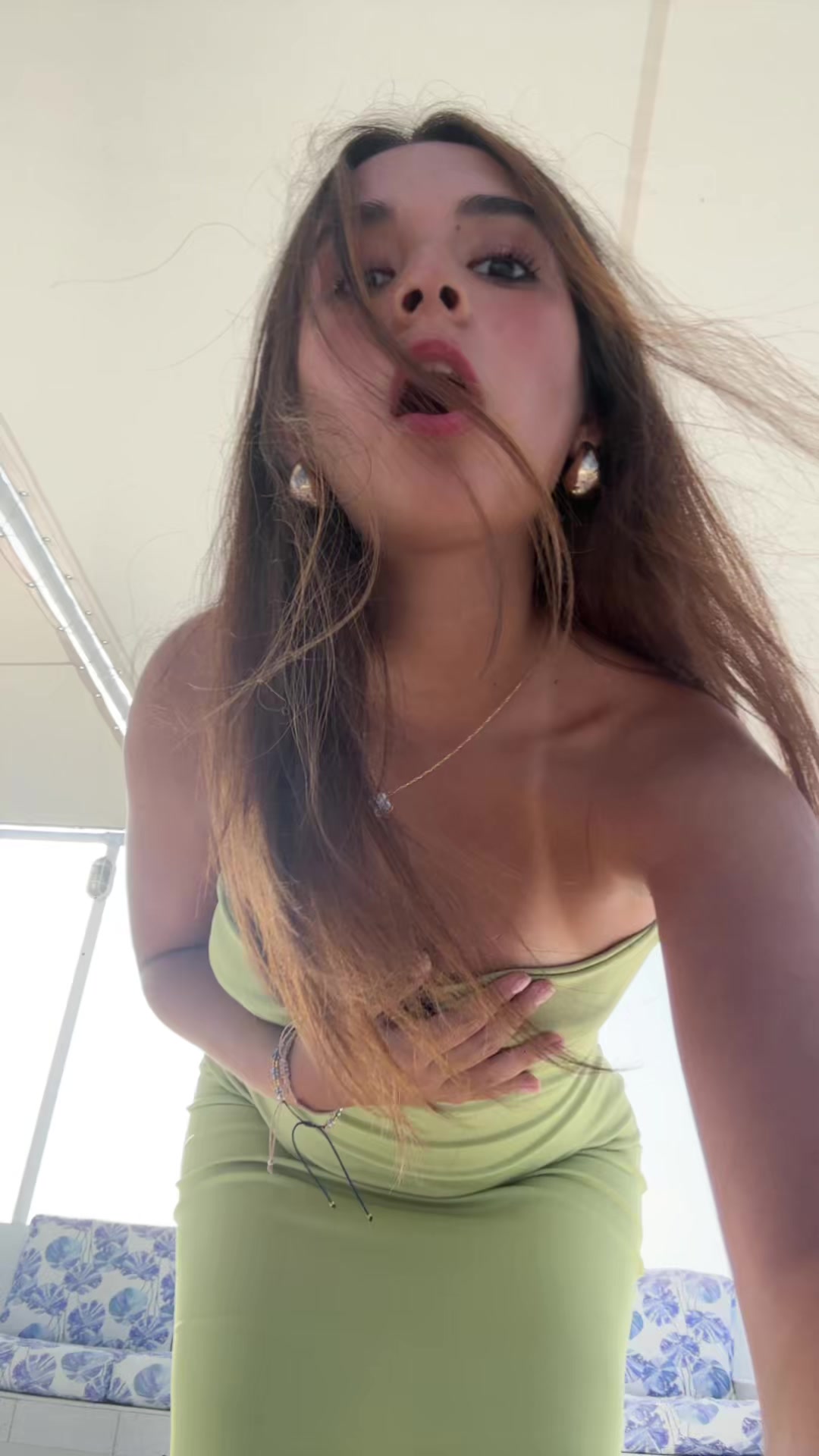 @Abril