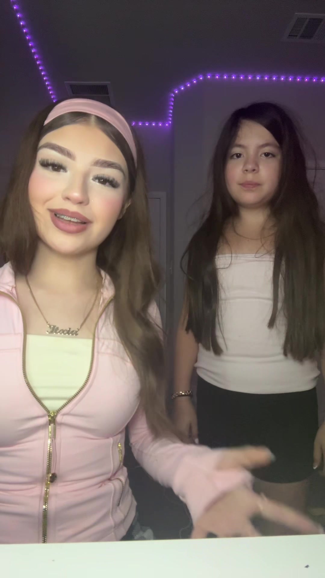 @Deliciaasisters