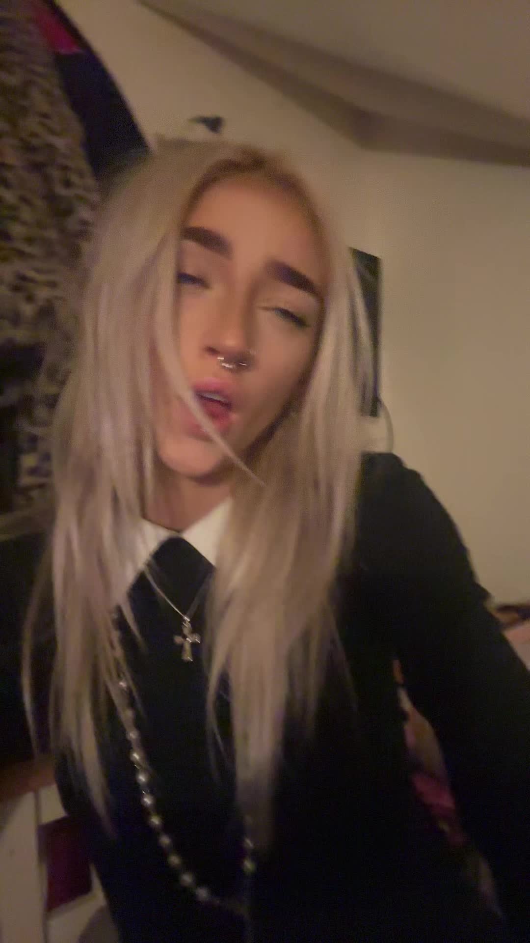 @1ivingdeaddoll