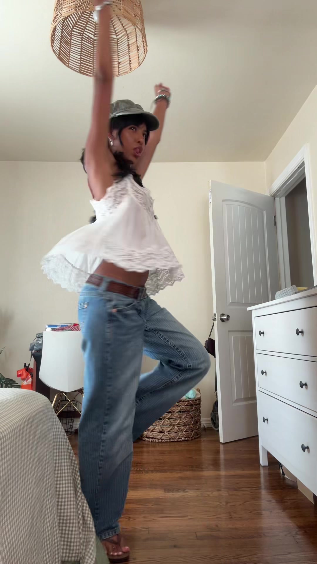 @bella