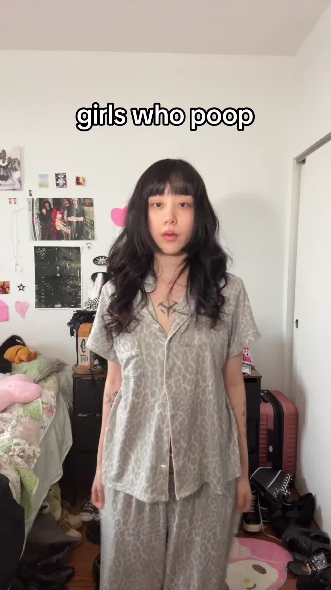 @>_<