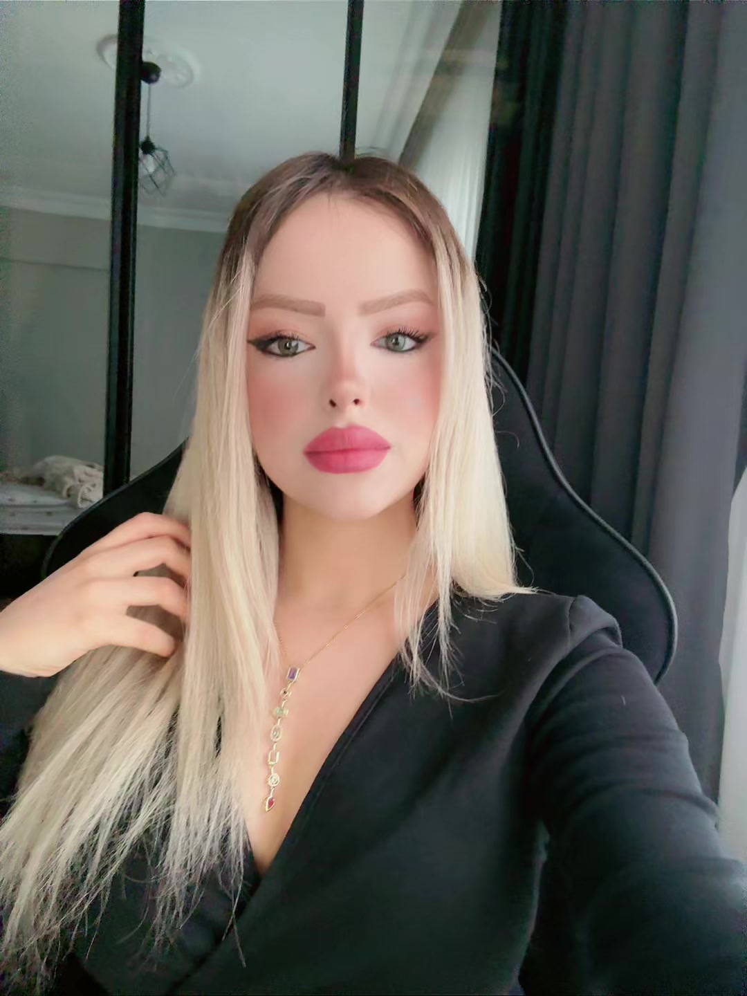 @𝐄🪶