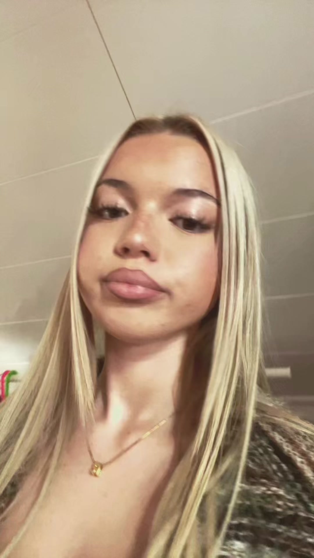 @𝐜𝐡𝐚𝐫𝐥𝐨𝐭𝐭𝐞