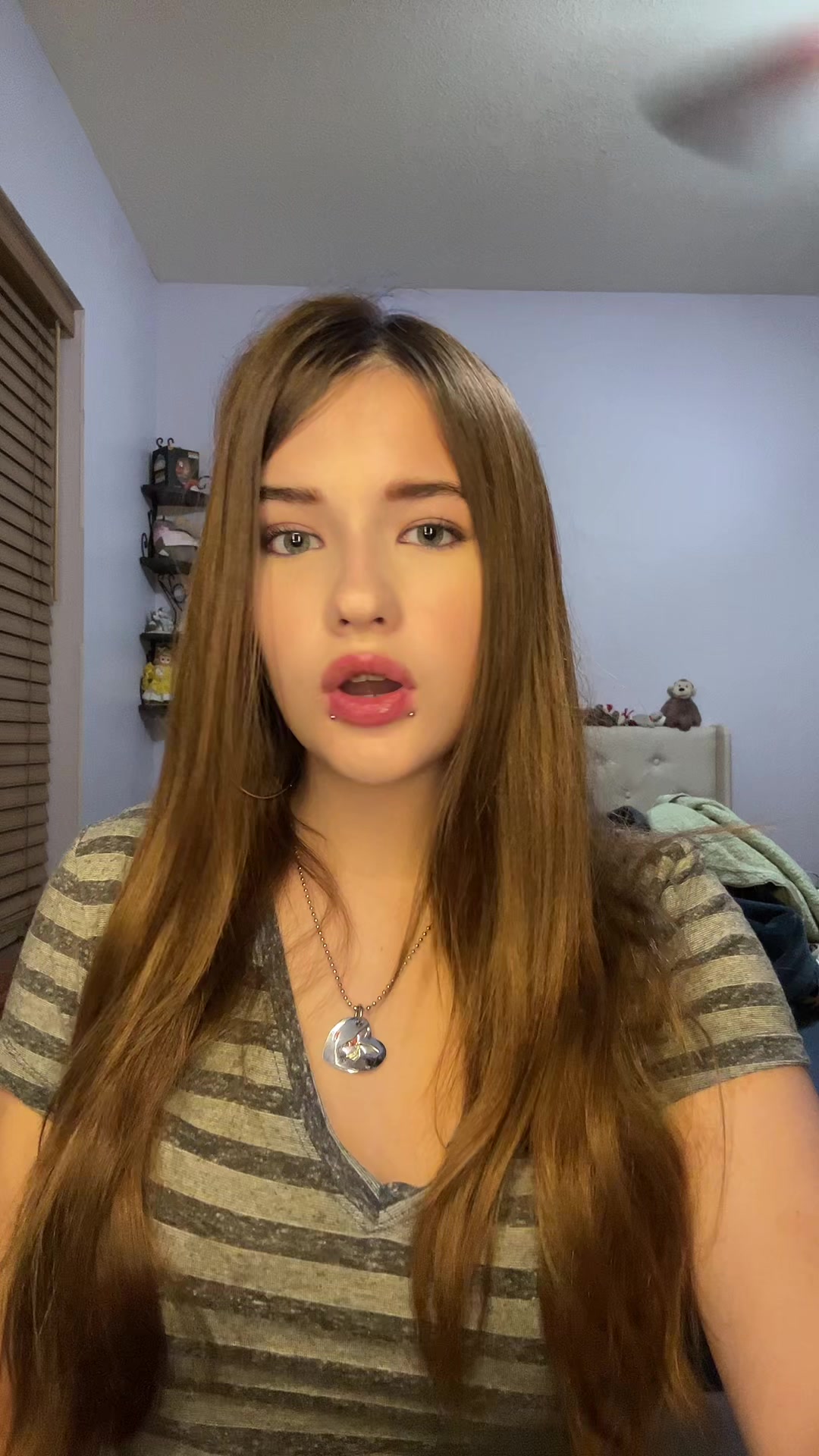 @(>.<)
