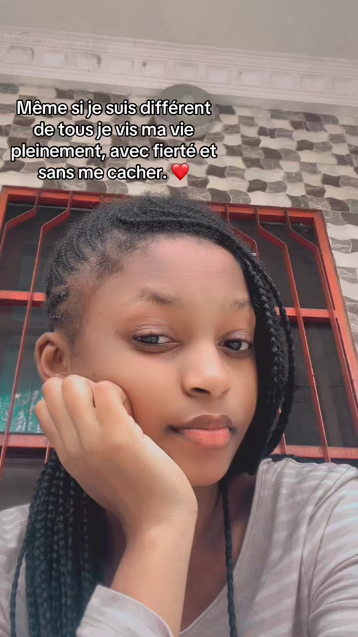 @242 Chlo&eacute; officiel