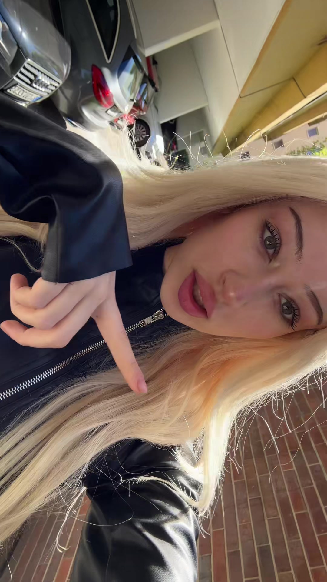 @hellcazlookneon