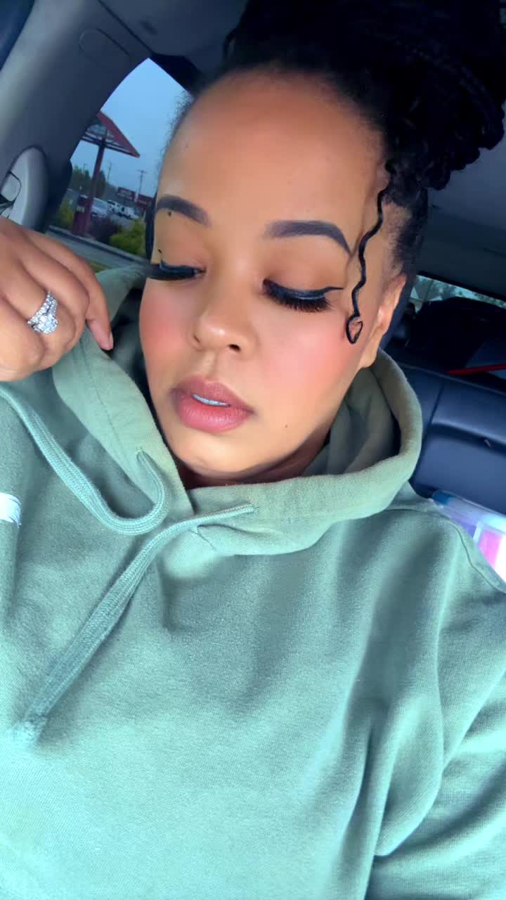 @MiMi 🎨🦋👑🦄