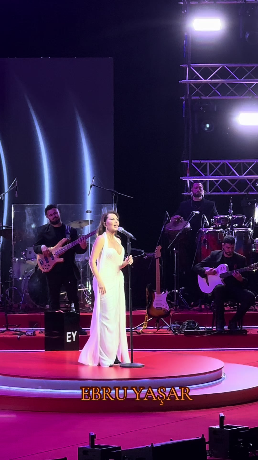 @Ebru Yaşar