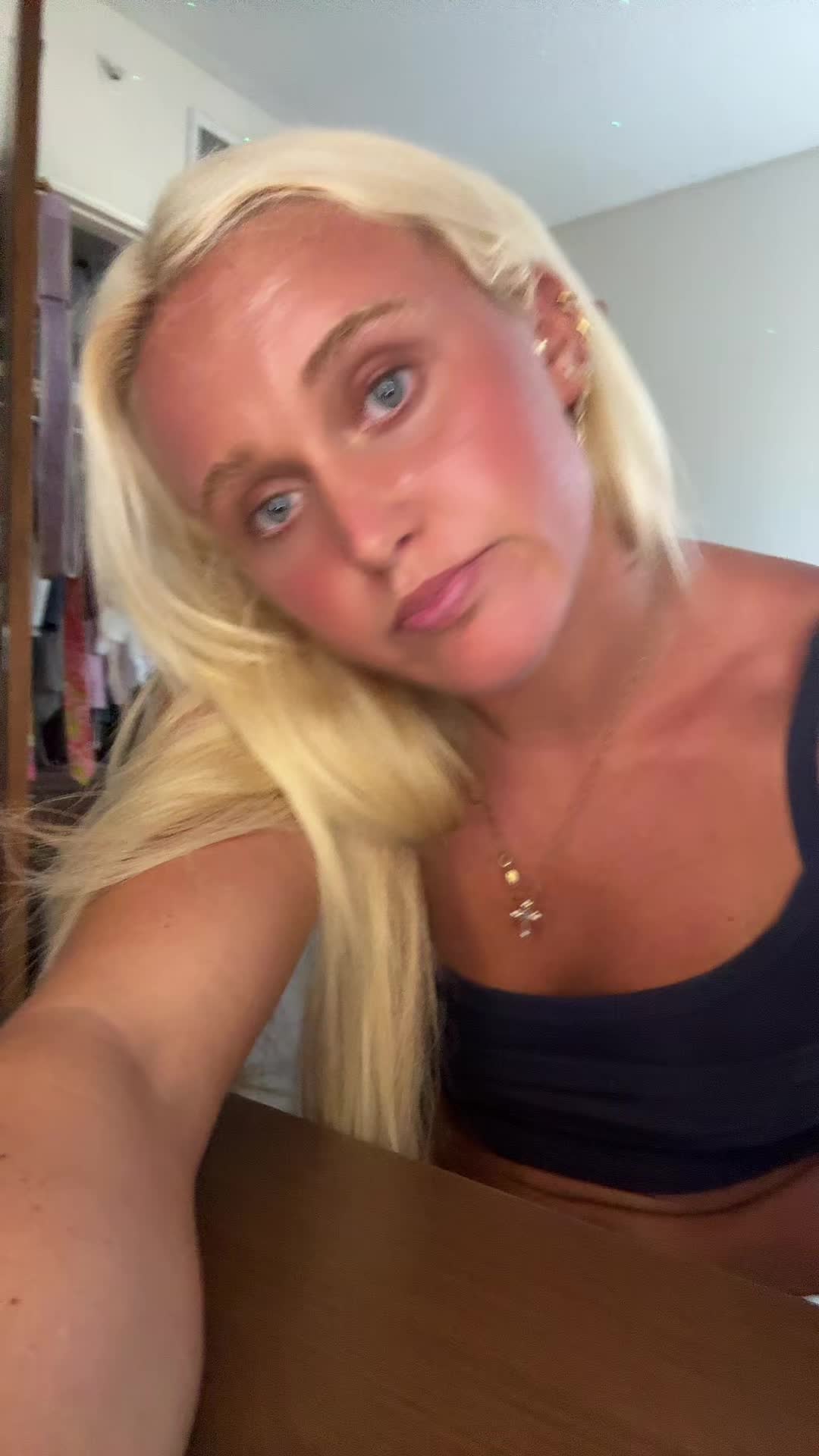 @mollycullenn