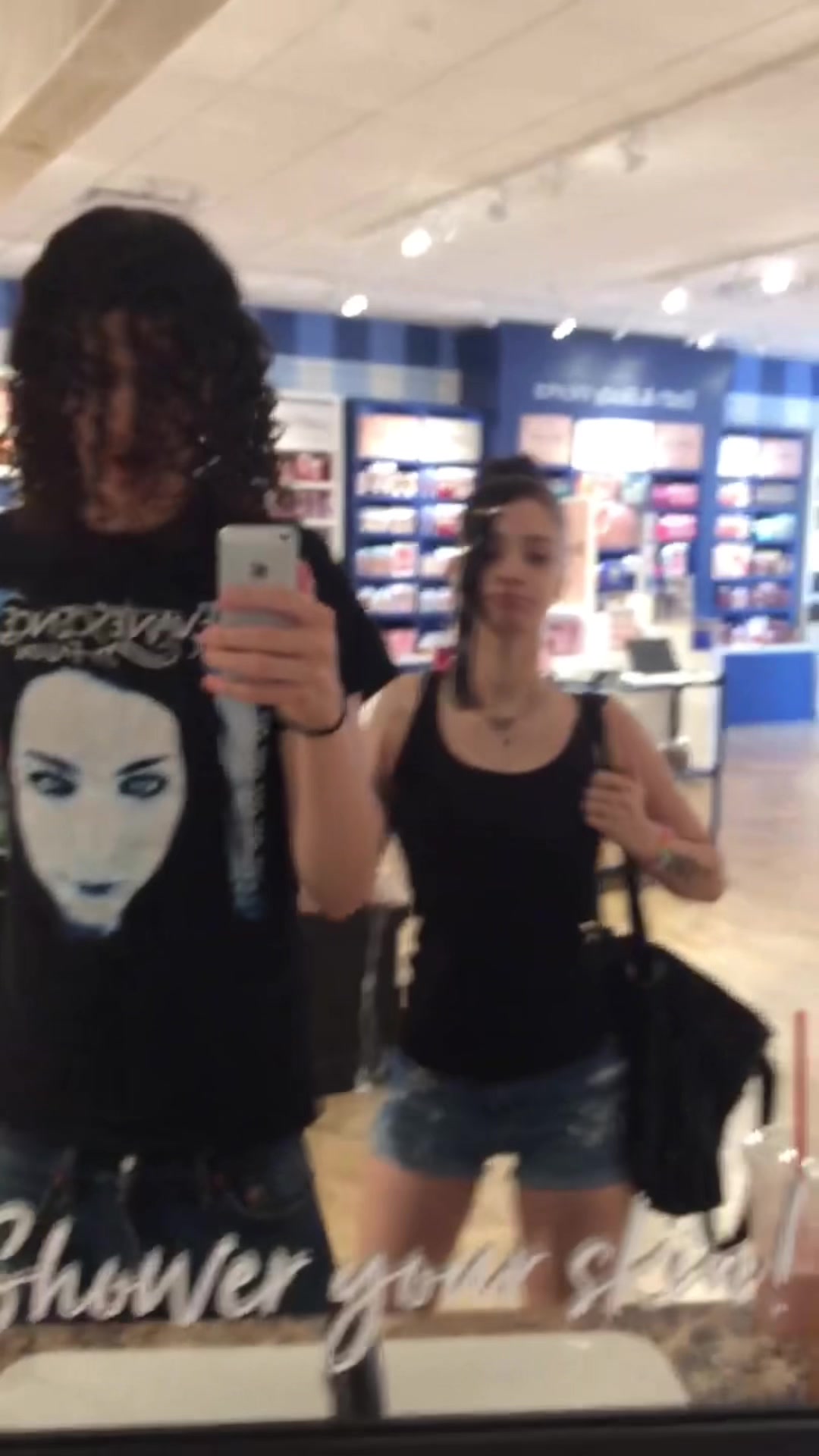 @Thraxr