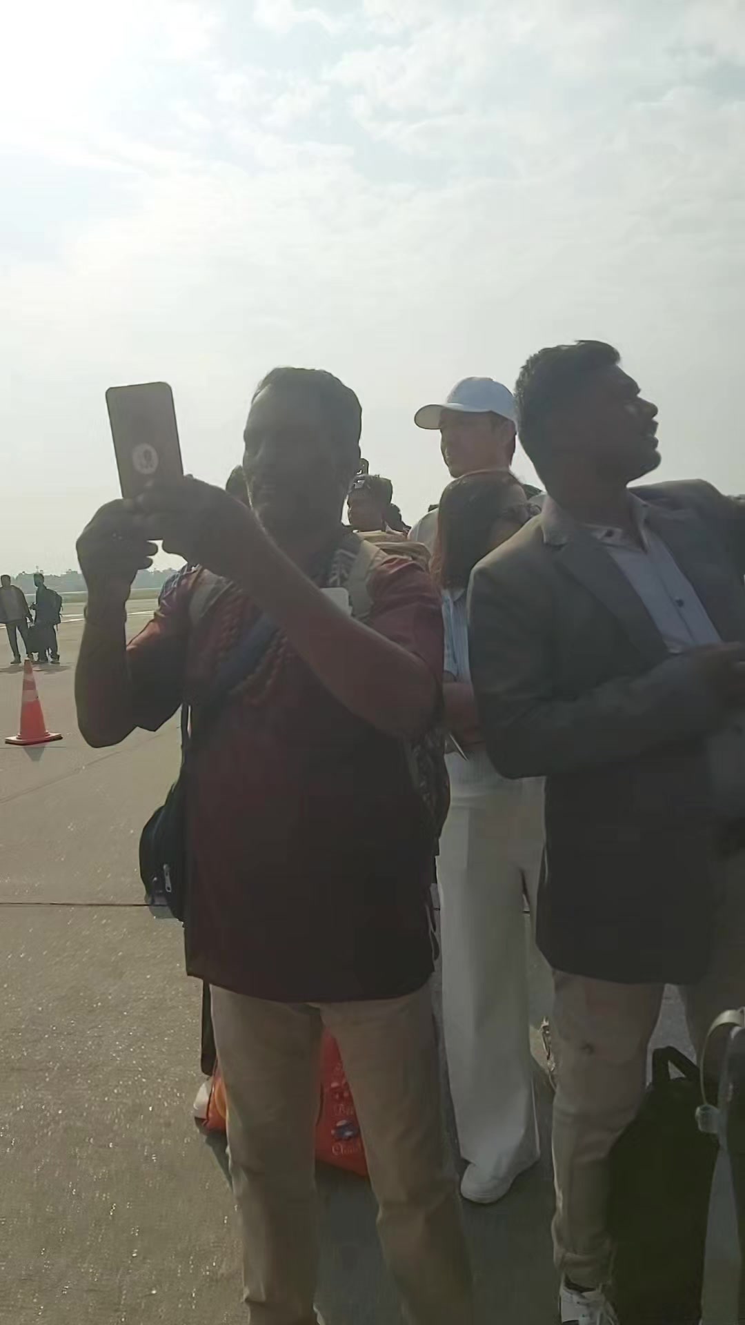 @एलिना दोङ