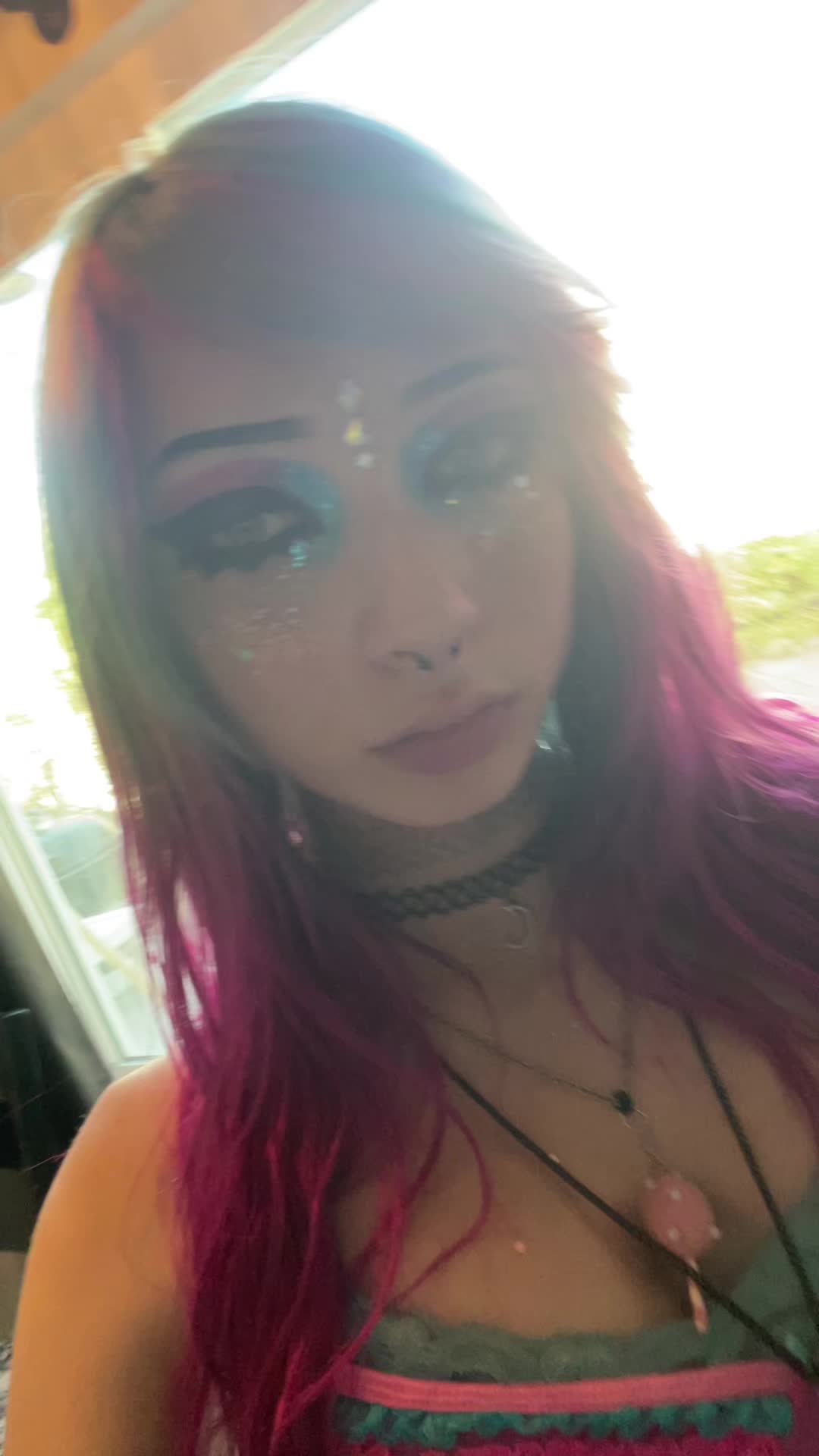 @Weird chick wit pink hair