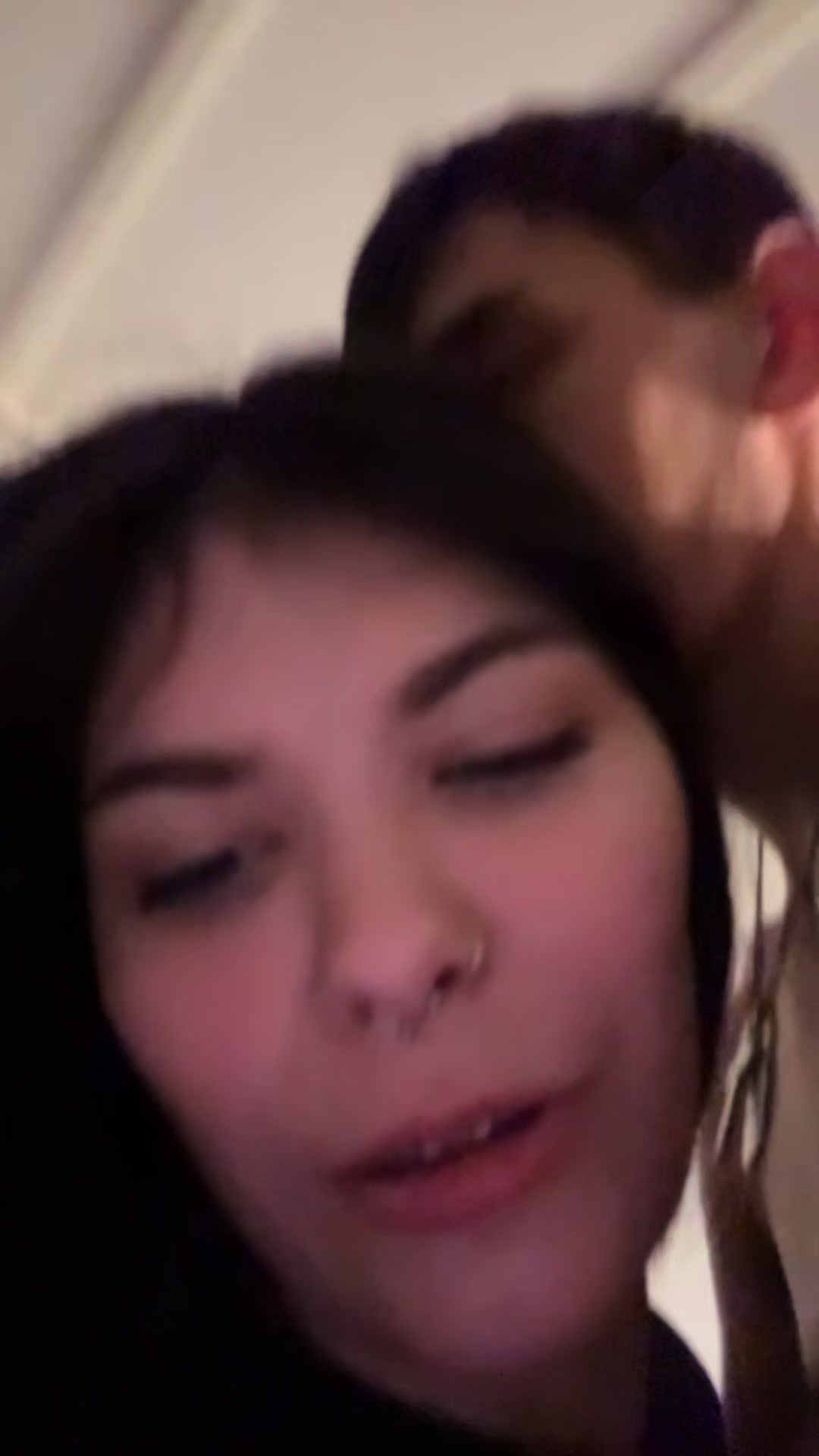 @𐦖