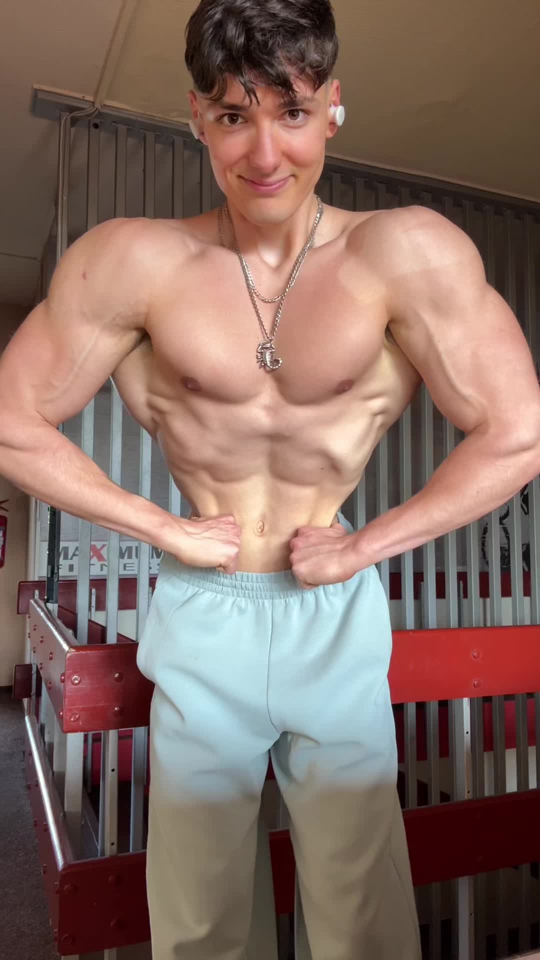@Levilovesgym
