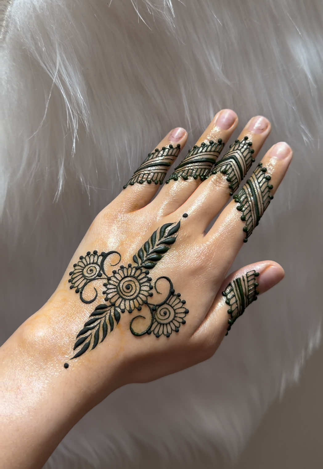 @charmsofmehandi