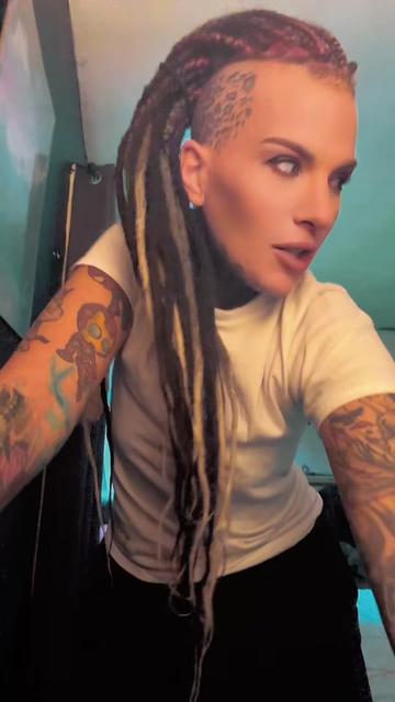 @blue_eyed_menace