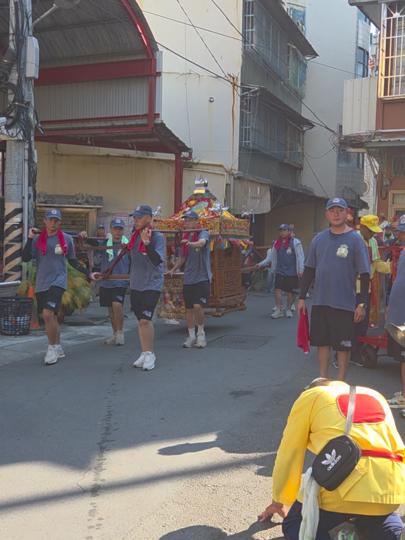@帥哥跑廟會