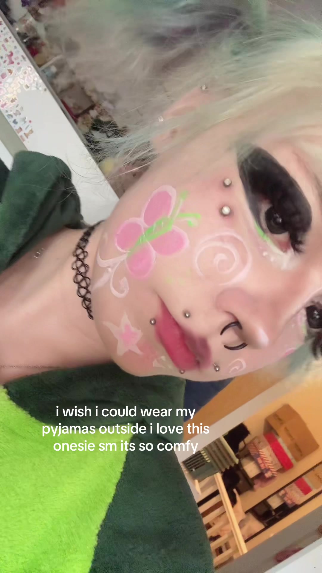 @✩