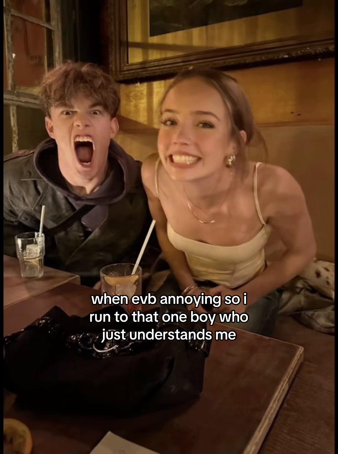 @𝔞𝔧🎶