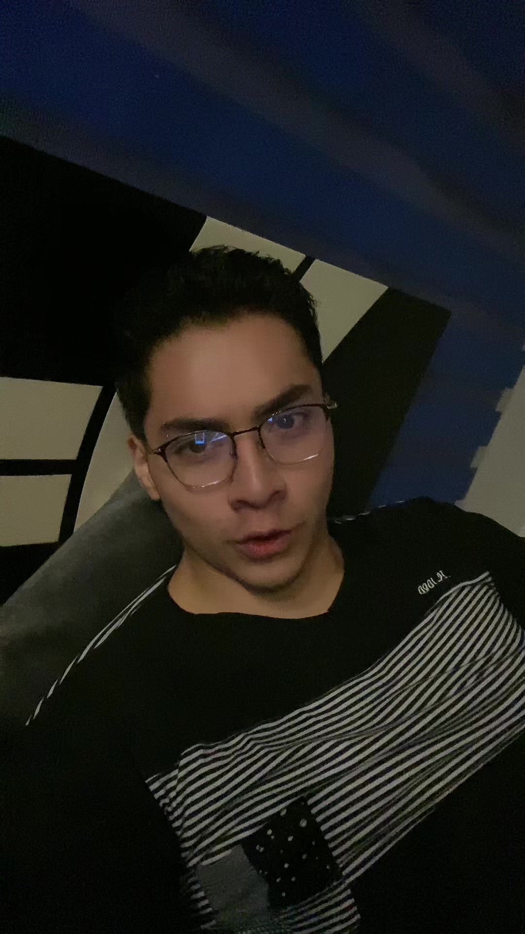 @J o n n y 🫐