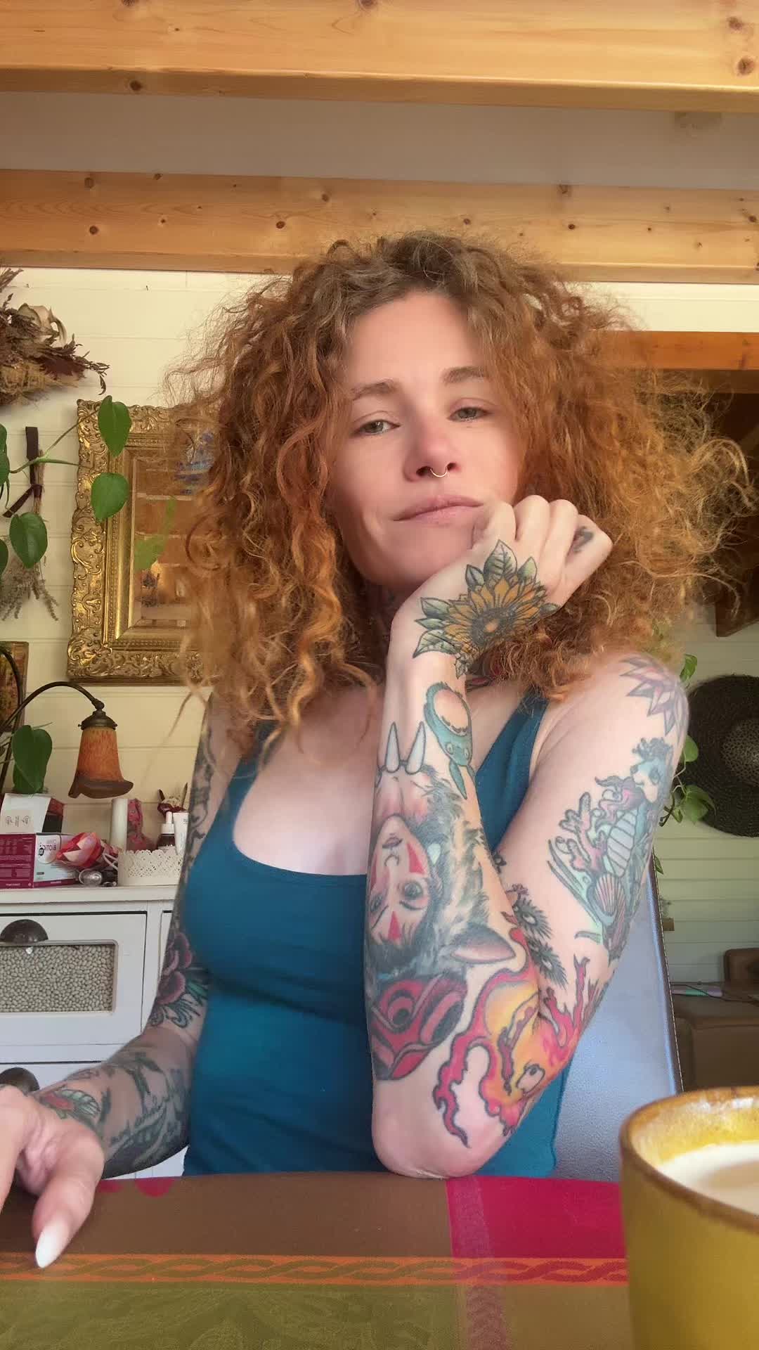 @Curlyhairwithtattoos